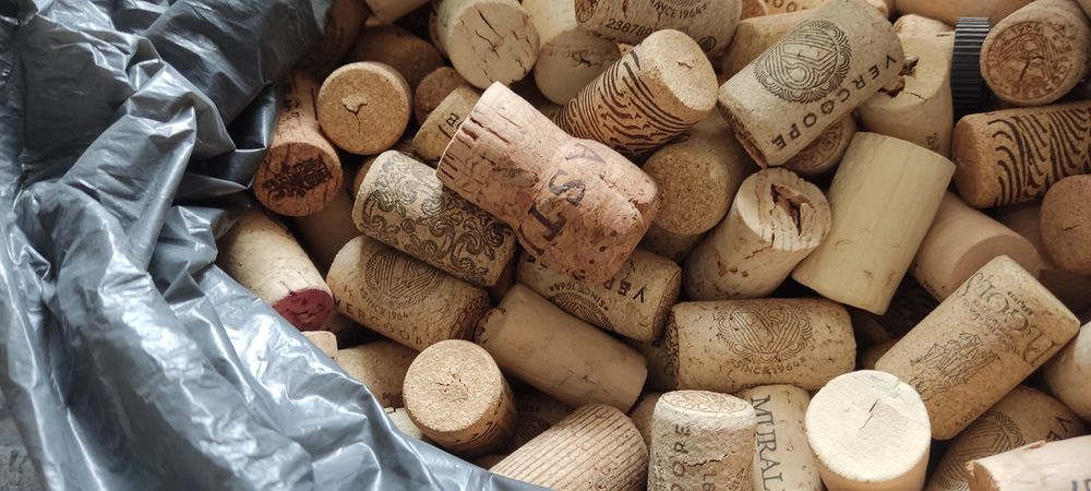 Saco com mais de 200  rolhas de cortiça