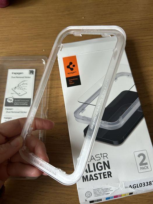 Ramka Spigen fo nakladania szkła na Iphon 14, 13 pro, 13