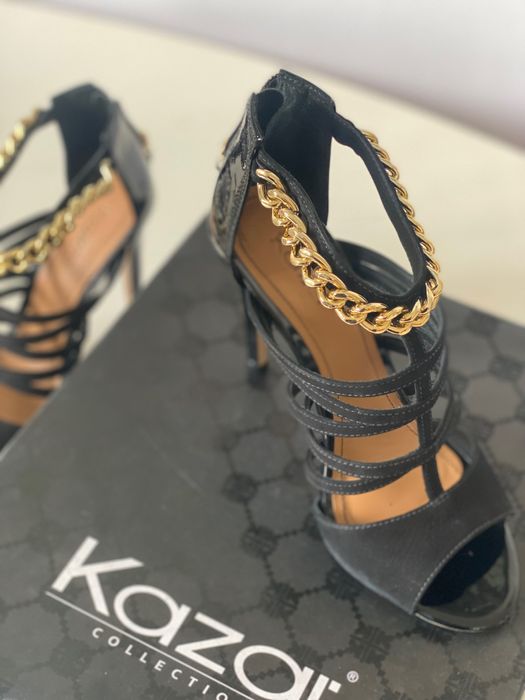 Czółenka Kazar z łańcuchem, skórzane