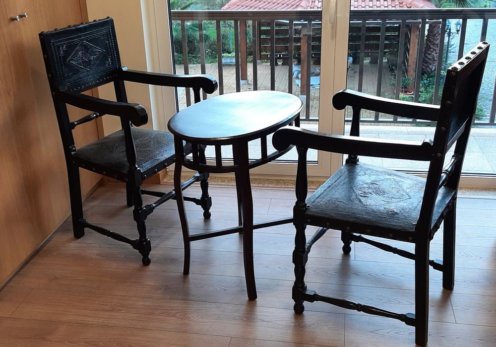 Mesinha e 2 cadeiras antigas