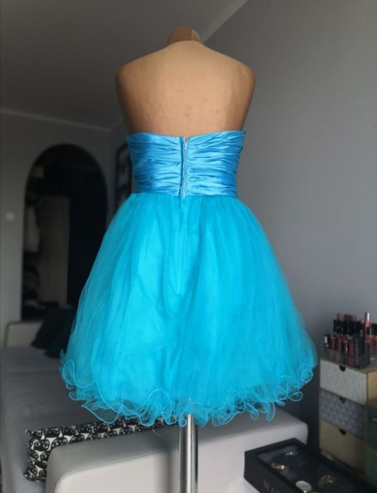 Asos niebieska rozkloszowana tiulowa sukienka z koralikami studniówka.