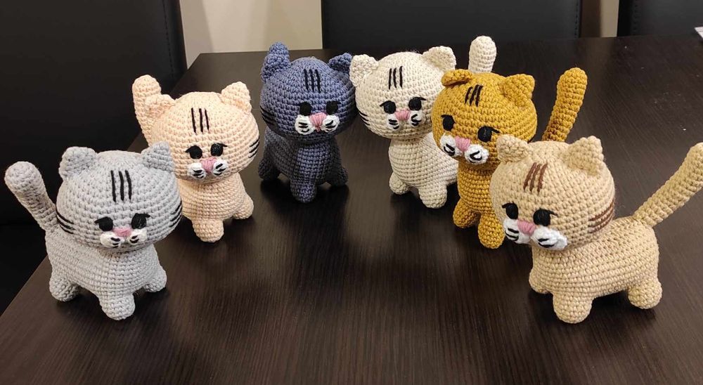 Kotek z obracaną główką robiony na szydełku