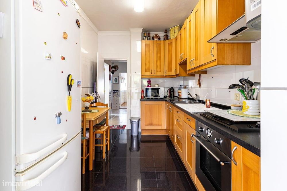 Apartamento T2, em óptimo estado, muito luminoso, junto a Loures - RES