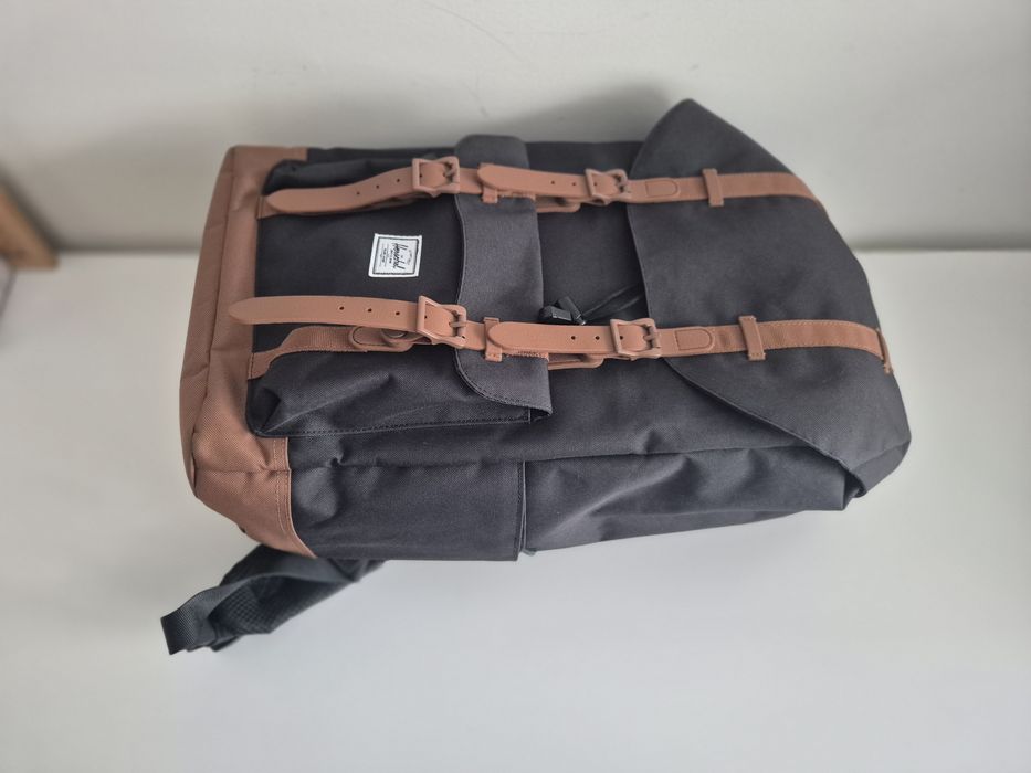 Mochila Herschel Little America – Preta e Castanha