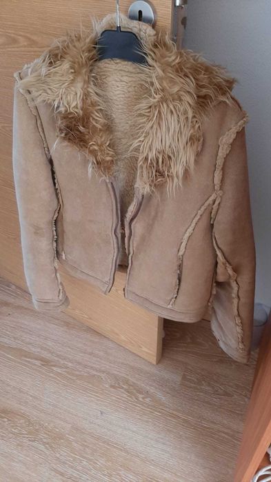 Casaco com pêlo no interior e na gola, como novo