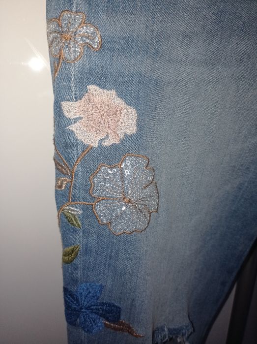 Spodnie jeansy Zara z rozdarciami, cekinami i haftem