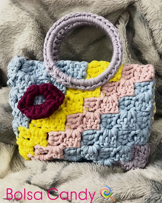 Bolsa de crochê fio de malha residual e fio poliéster feitas a mãos