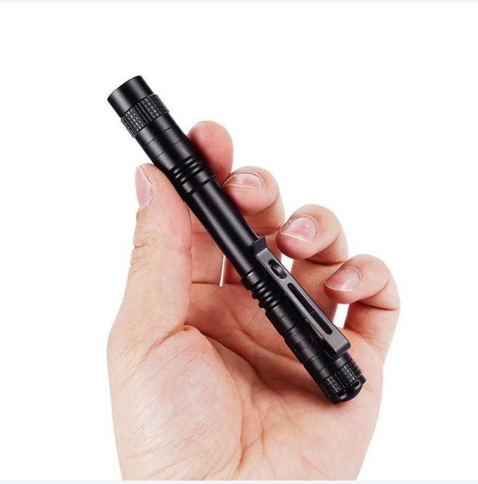 Тактический мини фонарик в виде ручки с красным светом.