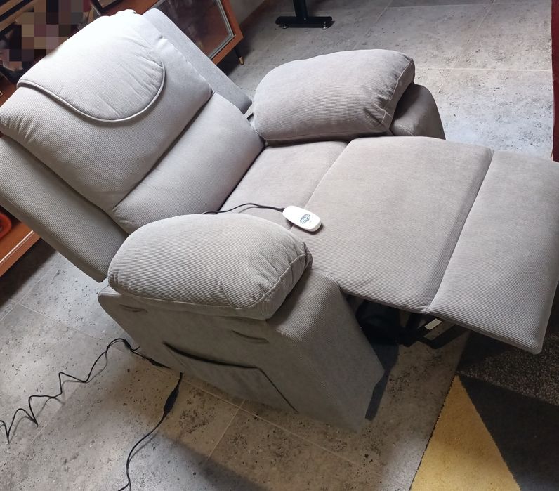 Fotel elektryczny z funkcją masażu.