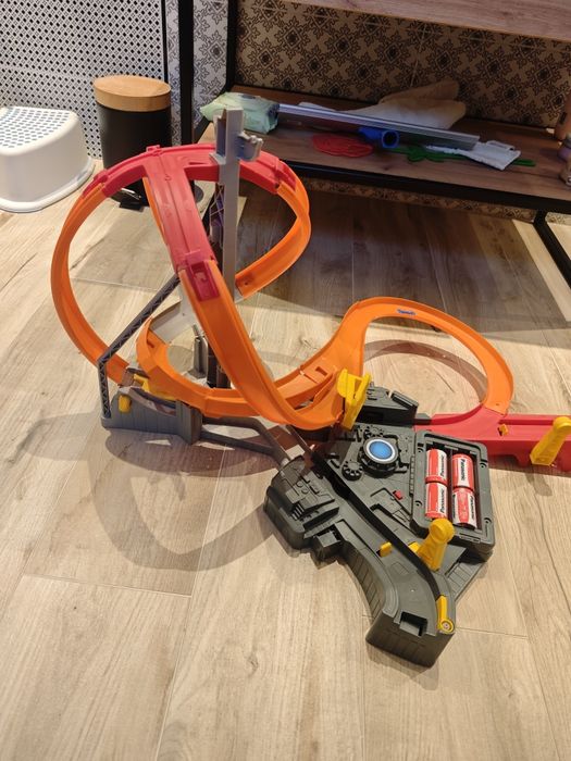 Hot wheels tor z napędem