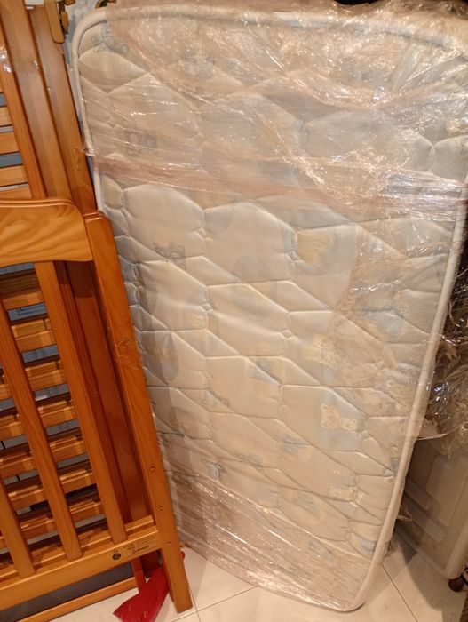 Cama de bebé, cama de viagem bebé e carrinho de passeio