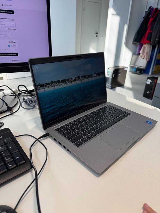 Компактний та легкий, зручний для подорожей і роботи Dell є кількість
