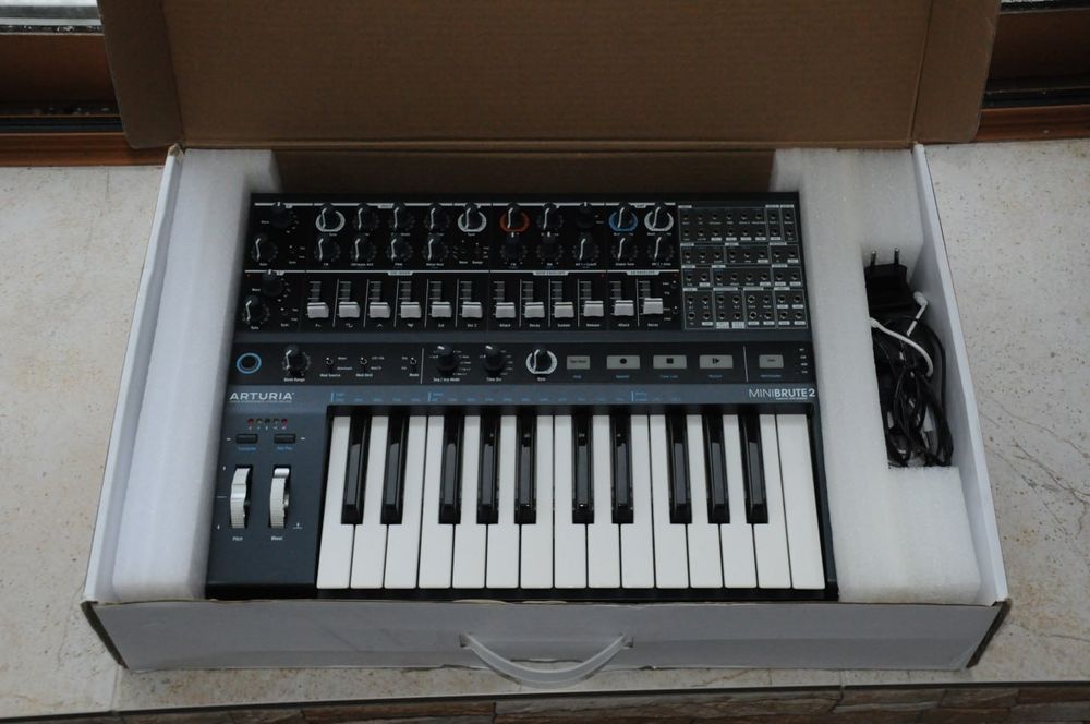 Arturia Minibrute 2