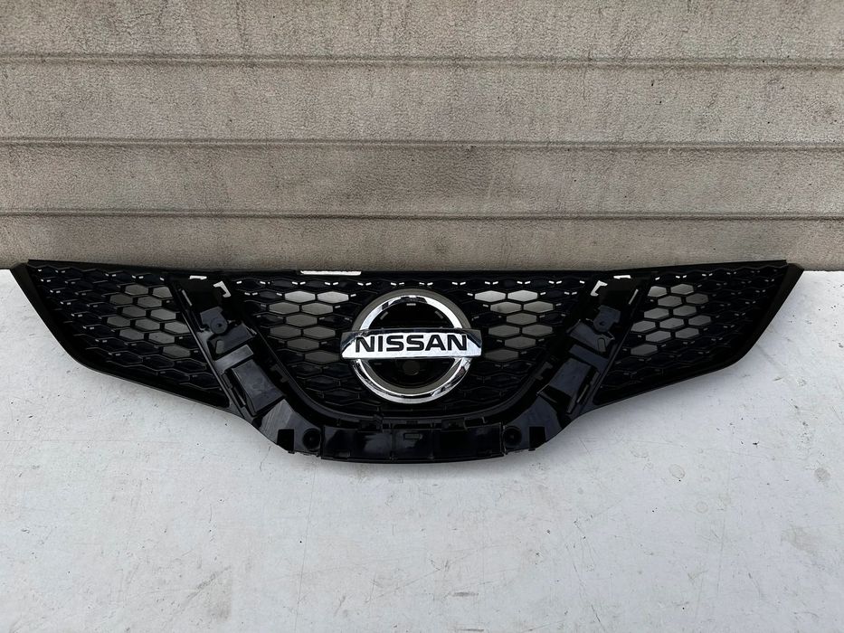 NISSAN QASHQAI J11 ATRAPA GRILL ZDERZAK PRZÓD EMBLEMAT 623104EA1D