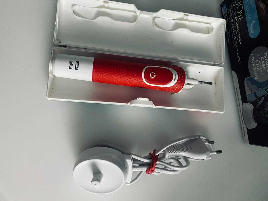 Электрическая зубная щетка oral-b