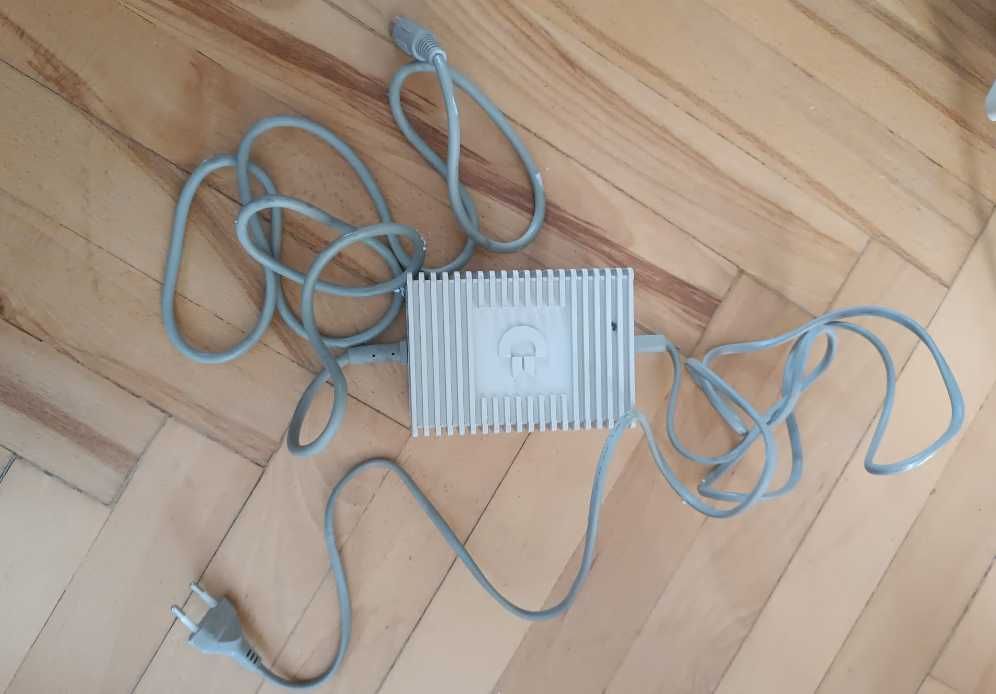 Zestaw Commodore 64C (C64) BOX w orginalnym pudełku z kartridżem Final III, zasilaczem i kablami.