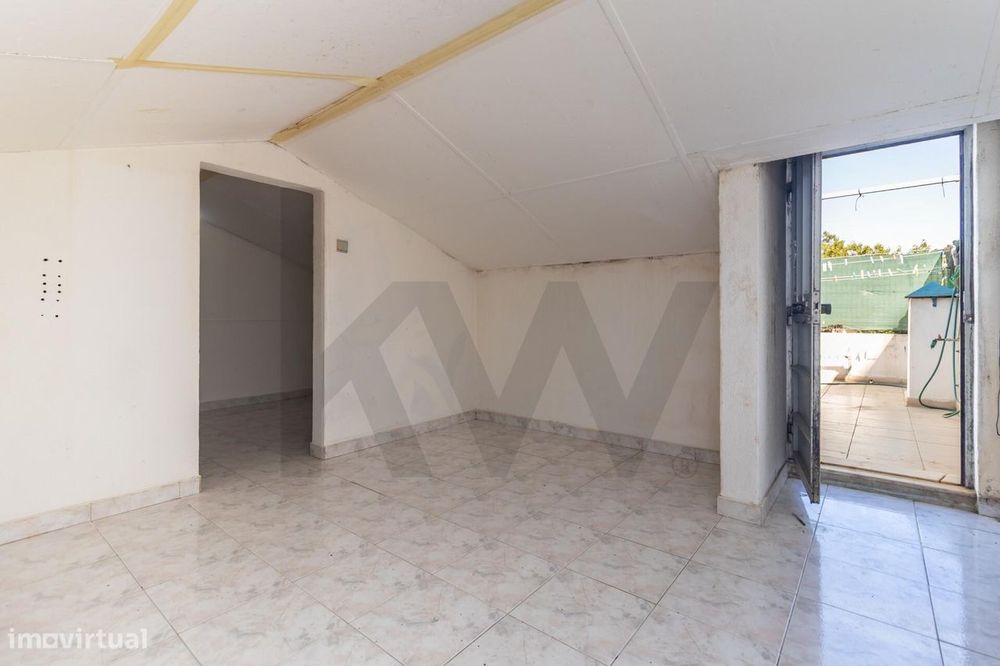 Pequena Moradia com Sótão Aproveitado e Logradouro - Centro de Setúbal