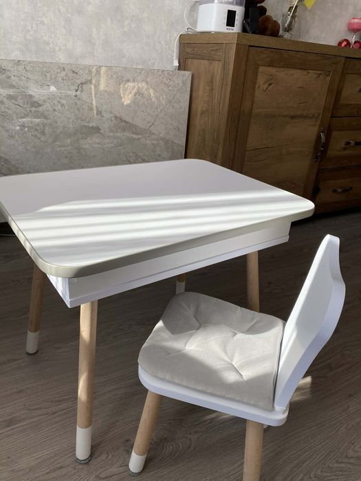 Дитячий столик.