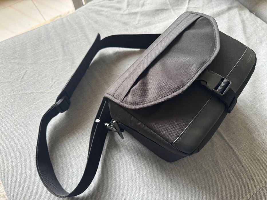 Câmera Semiprofissional CANON EOS 2000D