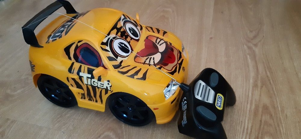 Carro telecomandado amarelo