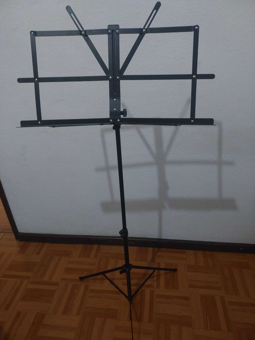 Trompete Stagg 77B + estante para partituras