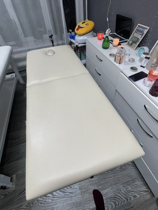 Продам кушетку. Масажний стіл. Майже новий.