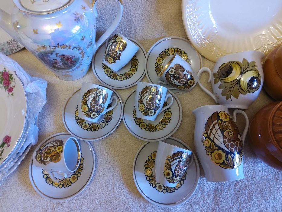 Посуда  тарелки ,чашки,молочники