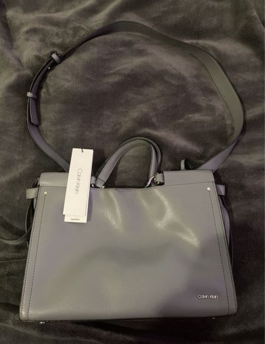 Сіра сумка Calvin Klein, у житті трохи темніша