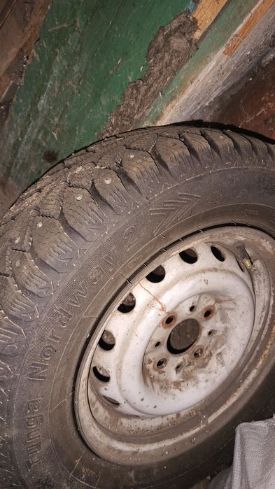 Шини та диски шиповані