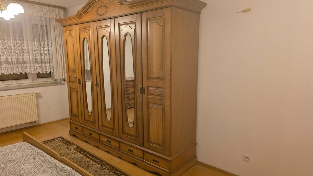 Szafa Meble Swarzędzkie Ogromna. Ma ze 4m długości.