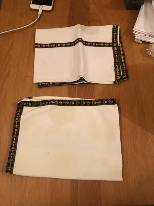 2 guardanapos de pano brancos com tira tons escuro