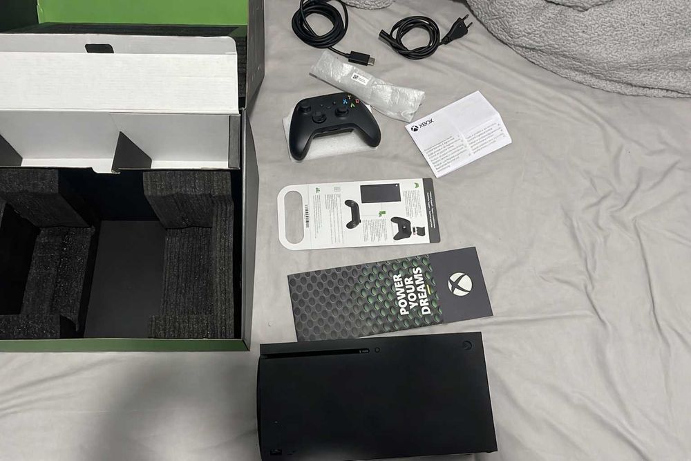 Xbox Series X + comando com caixa