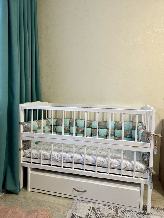Дитяче ліжечко з маятником
