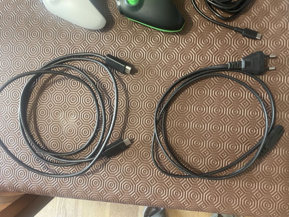 Xbox One S 1TB + 2 Comandos + Baterias Recarregáveis