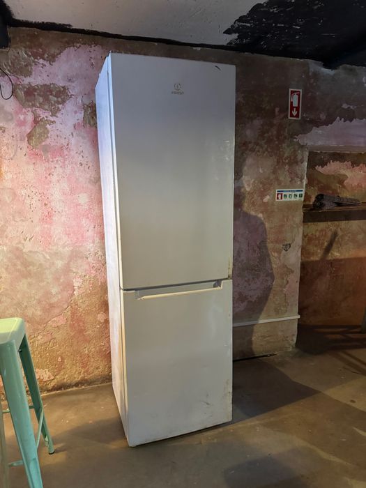 Frigorífico Indesit combinado (frigorífico + congelador) – A funcionar