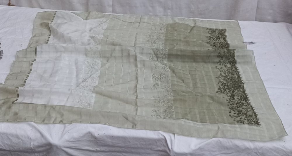 Lenço estampado em tons de verde 0.75x0.75 cm