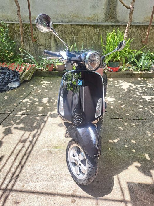Mota Vespa Primavera 125cc, de 8/2017 com 15 800Km.  Bastante económica e muito fiável, tem pneus novos, manutenção recente e 2 chaves.