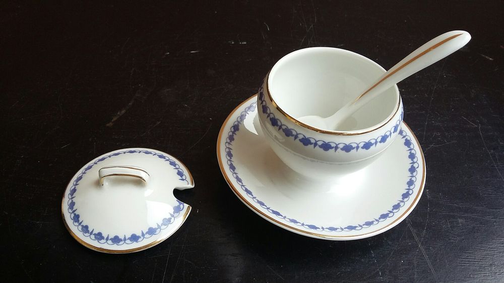 Mostardeira completa com tampa e colher em porcelana alemã Bavaria