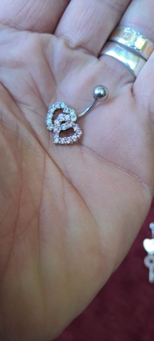 Piercing em prata contrastada.