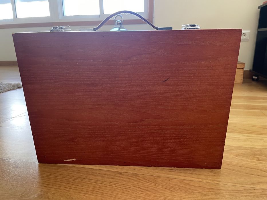 Mala com canetas e lápis de cera novos