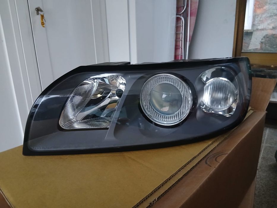 Farol dianteiro VOLVO V50 2007