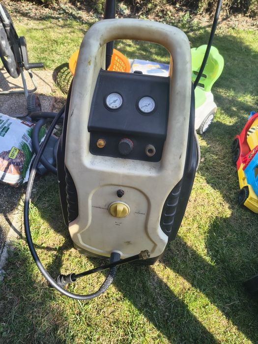 Kercher z kompresorem.