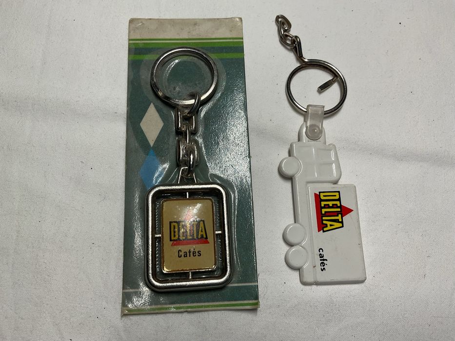 Dois porta chaves da Delta Cafés