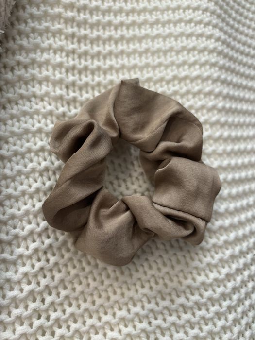 Sinsay beżowa gumka scrunchie satynowy materiał
