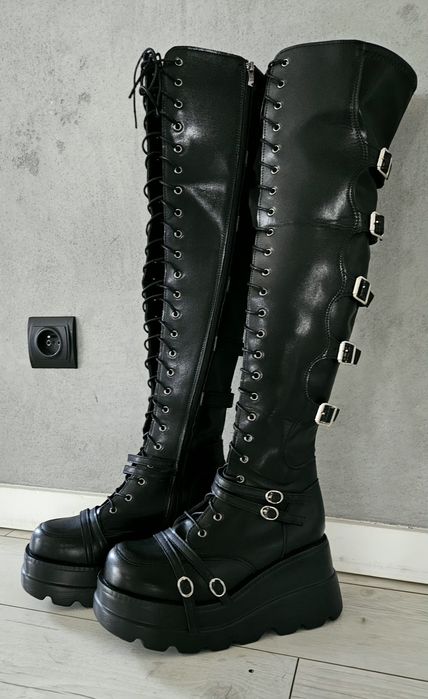 Wysokie glany na platformie z klamrami 41 42