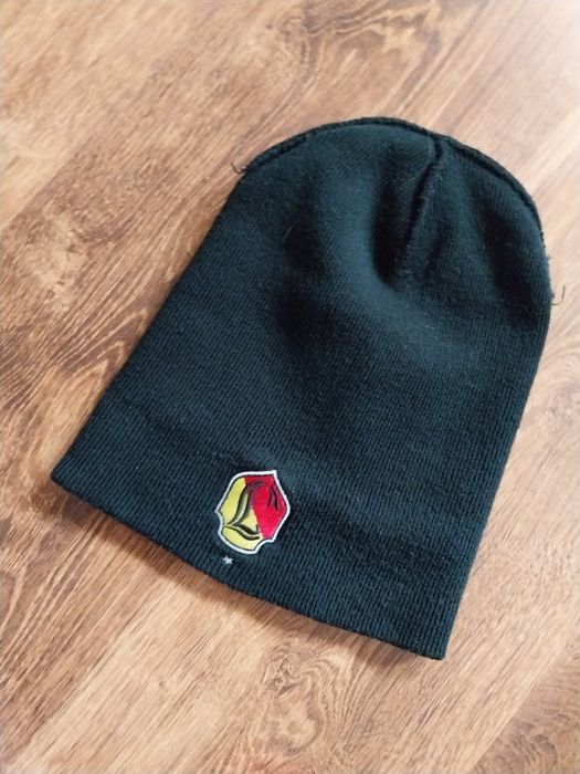Czapka  w czarnym kolorze z herbem Jagiellonii