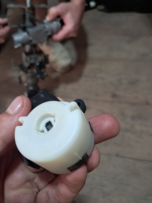 Контактна група замка зажигання Тойота Авенсіс т25 дизель