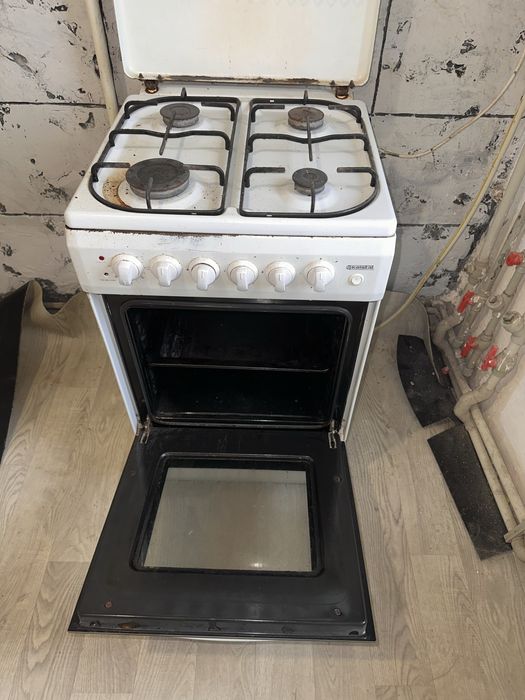 Газовая плита , в рабочем состоянии