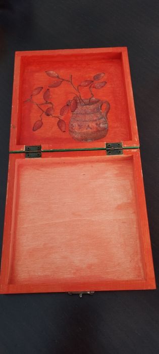 Caixa de madeira pintada á mão