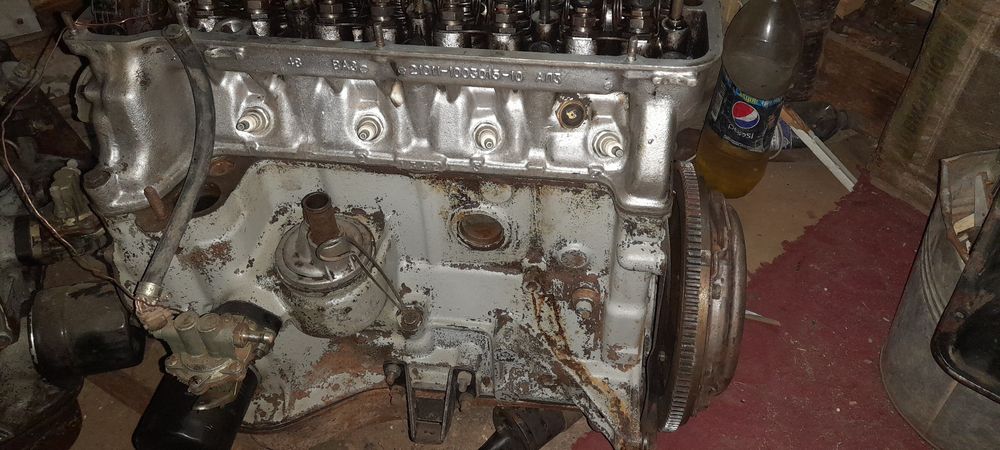 Два двигуни ВАЗ 2101. 2103